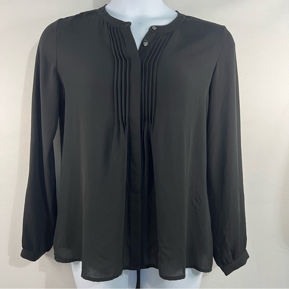 Banana Republic Tops - Banana republic blouse, basic essentials, long sleeved, pleated, full button, M